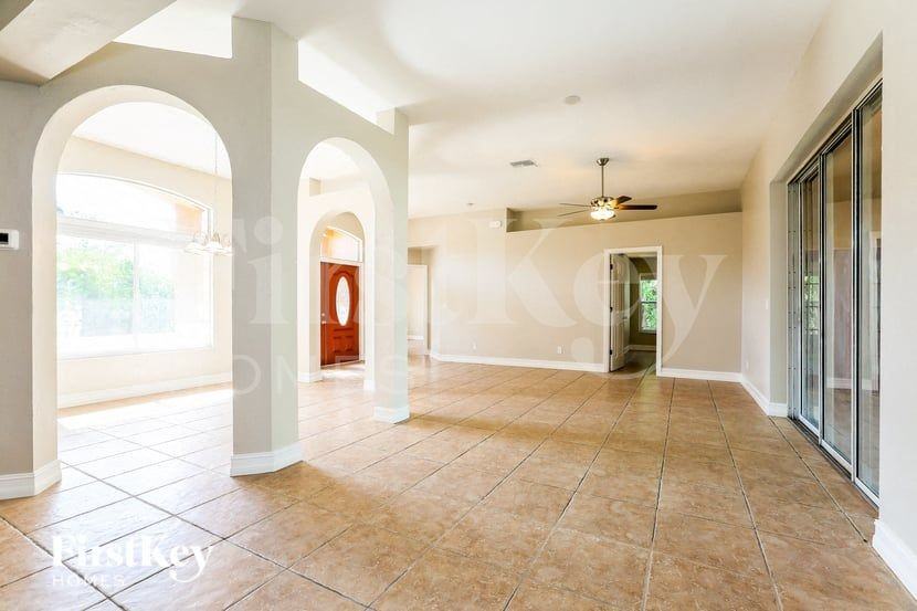 713 Mckinley Ave - Photo 4 of 15
