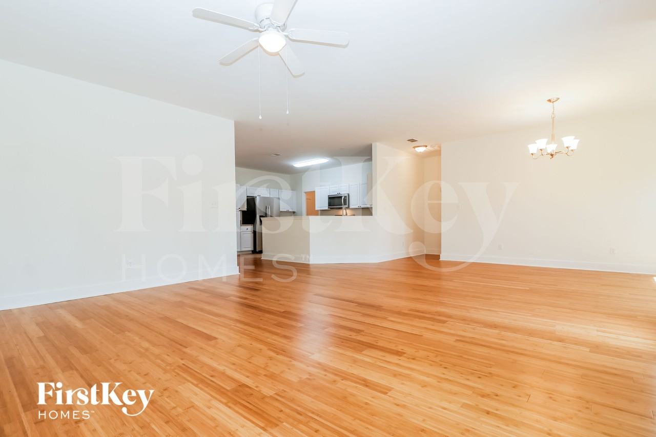 121 Pemberton Rd - Photo 2 of 15