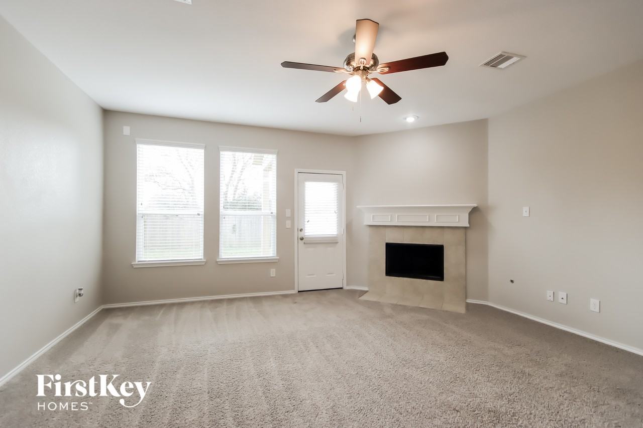 2526 Cold River Dr - Photo 4 of 15