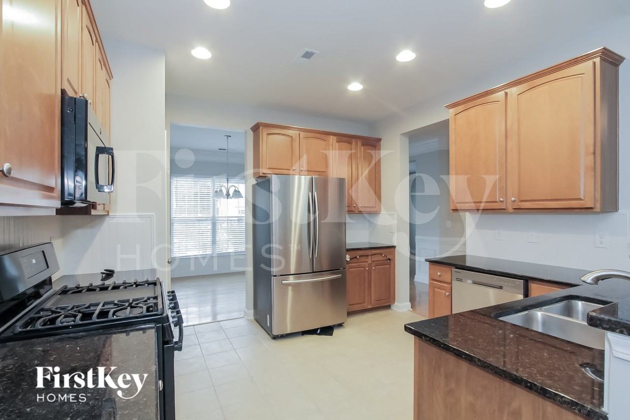 240 Golden Valley Dr - Photo 5 of 15