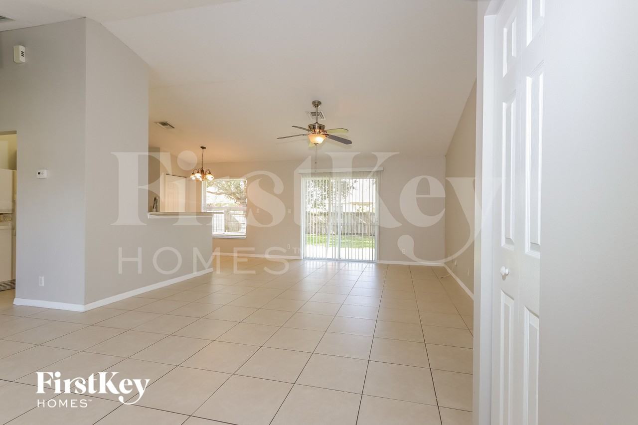 4414 Sw Cacao St - Photo 5 of 16