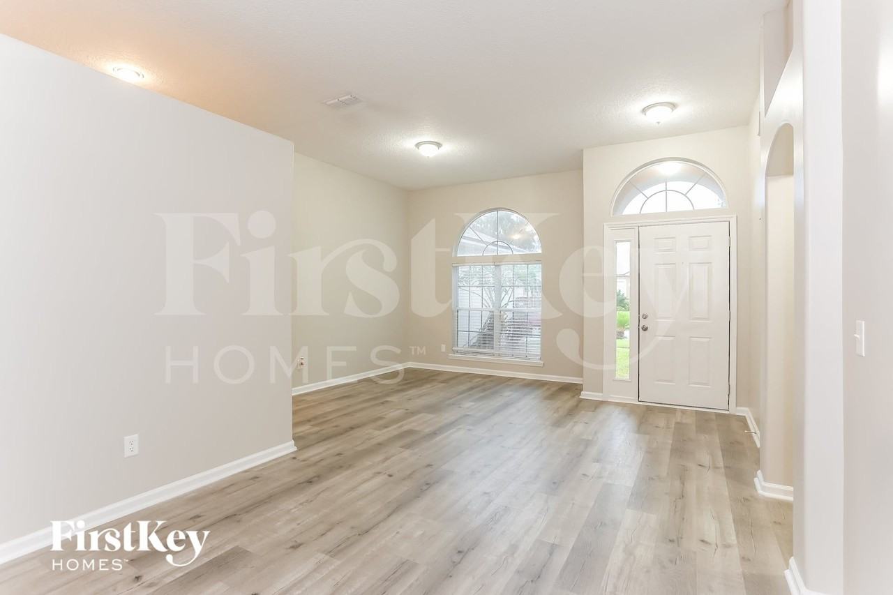 2444 Bentwater Dr W - Photo 3 of 15