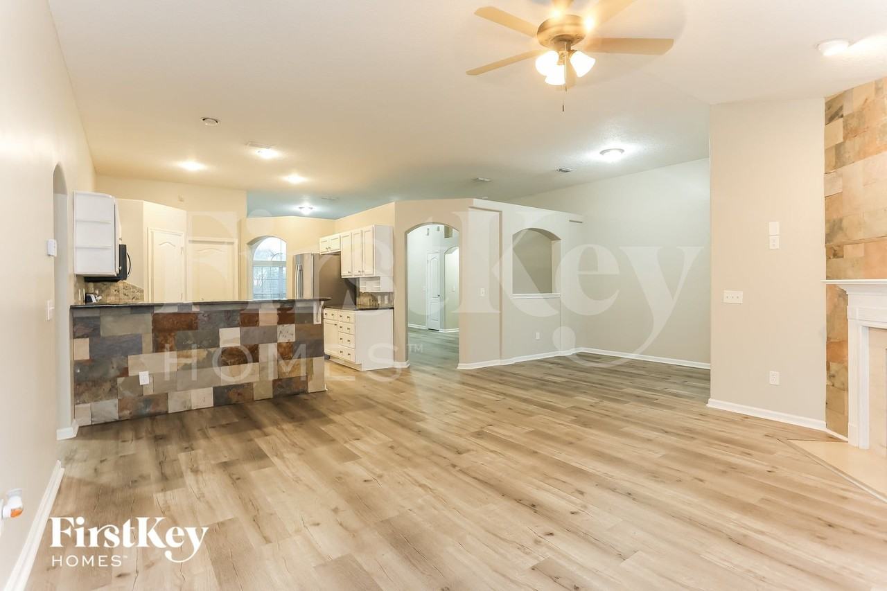 2444 Bentwater Dr W - Photo 4 of 15