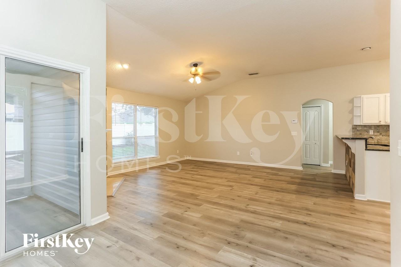 2444 Bentwater Dr W - Photo 5 of 15