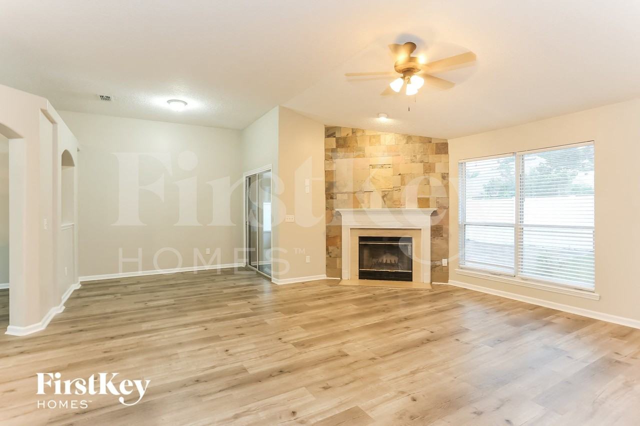 2444 Bentwater Dr W - Photo 6 of 15