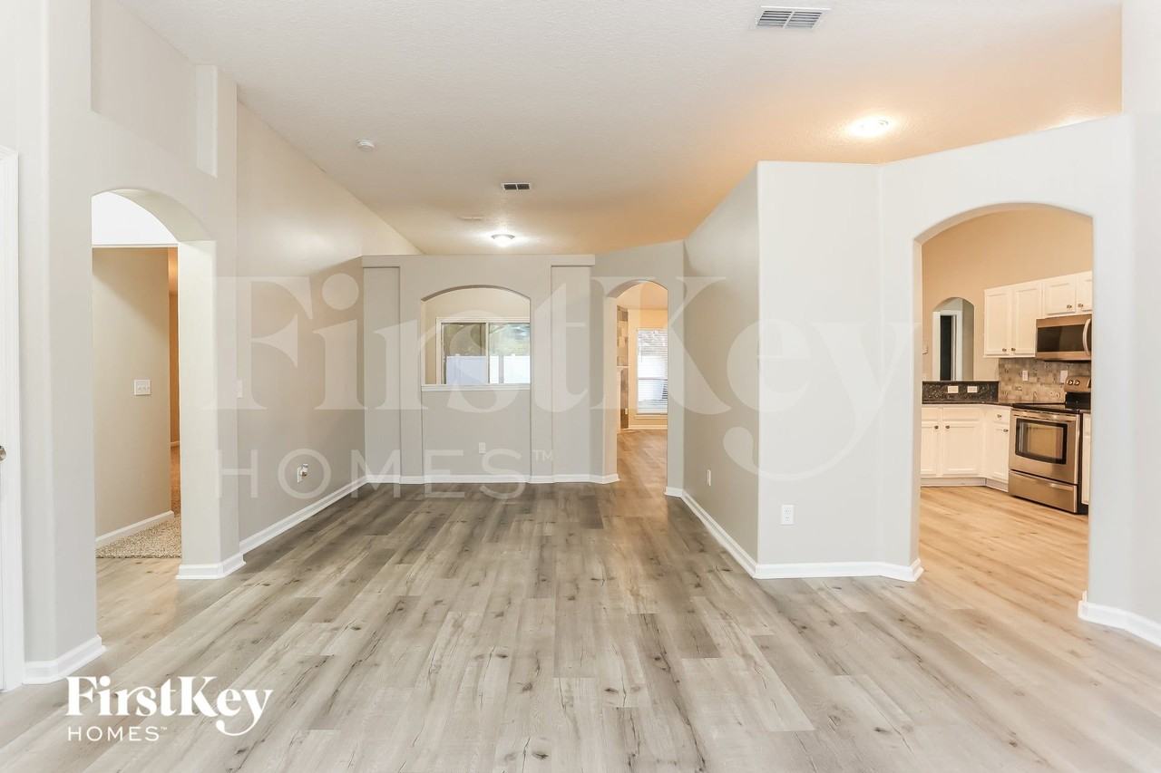 2444 Bentwater Dr W - Photo 7 of 15