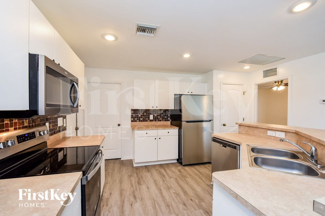 1418 Nw 19th St - Photo 6 of 15