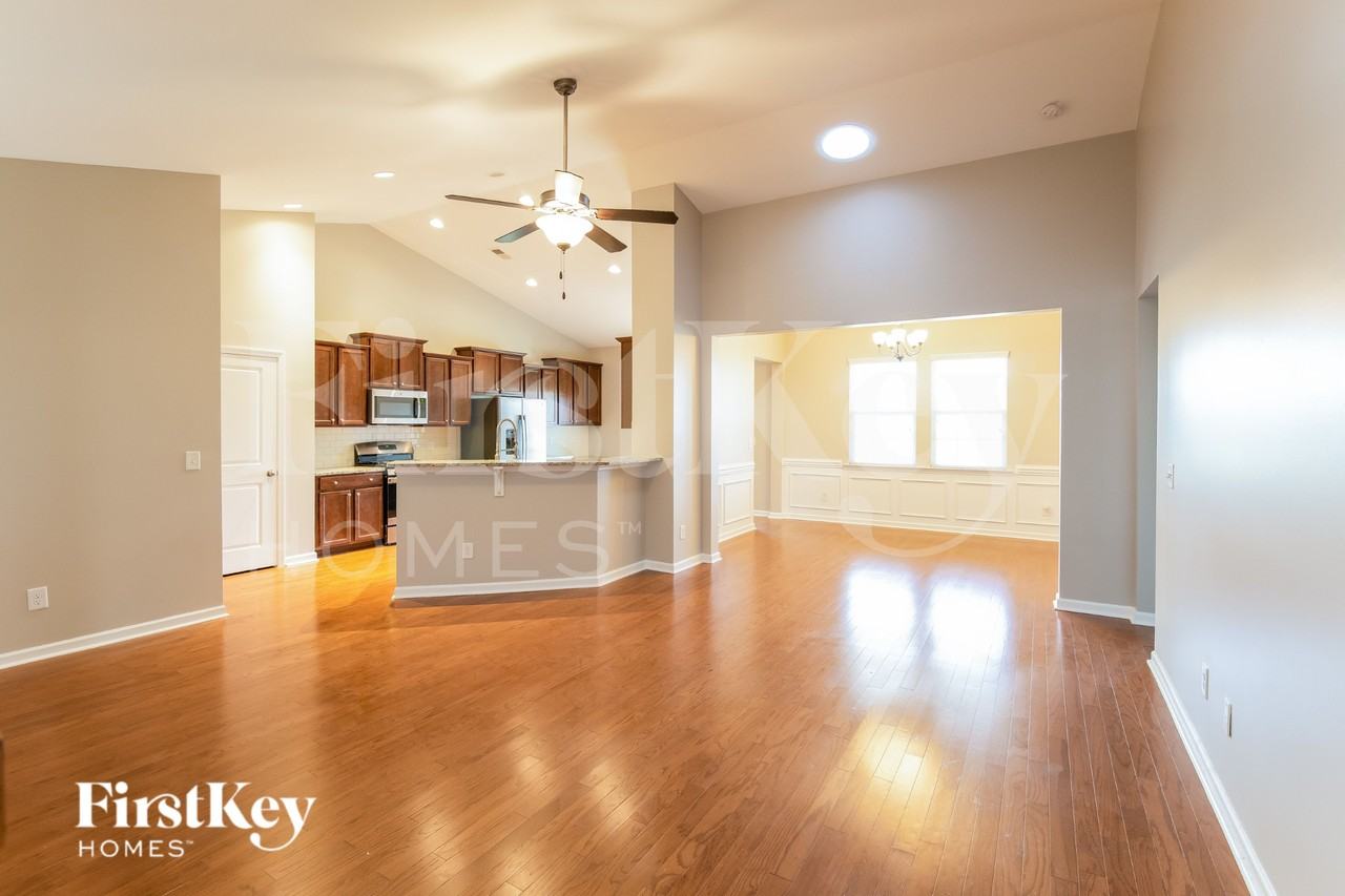 647 Redbud Ln - Photo 3 of 18