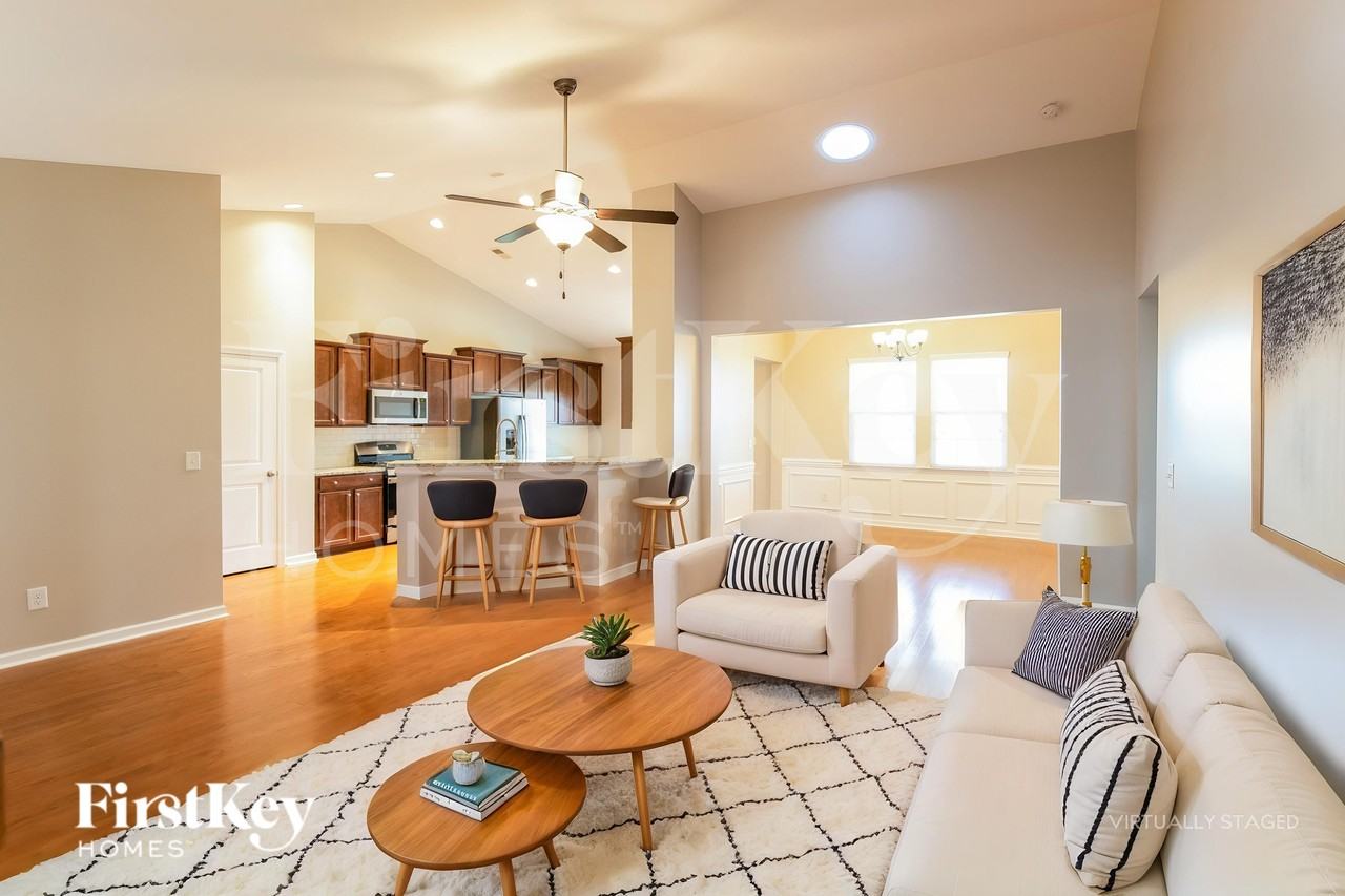 647 Redbud Ln - Photo 4 of 18
