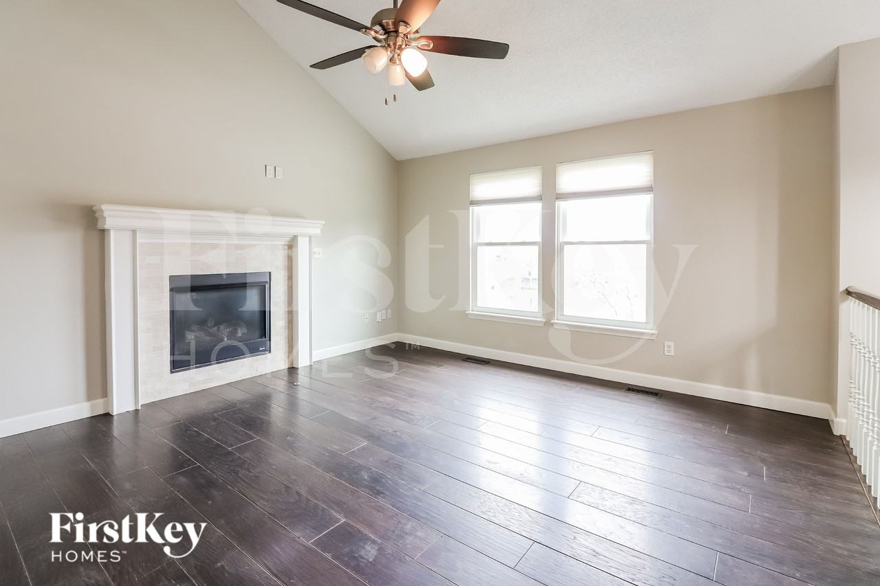 412 N Crest Dr - Photo 2 of 16
