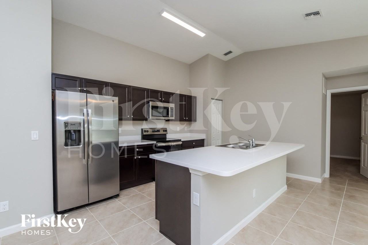 530 Ortega St Se - Photo 5 of 16