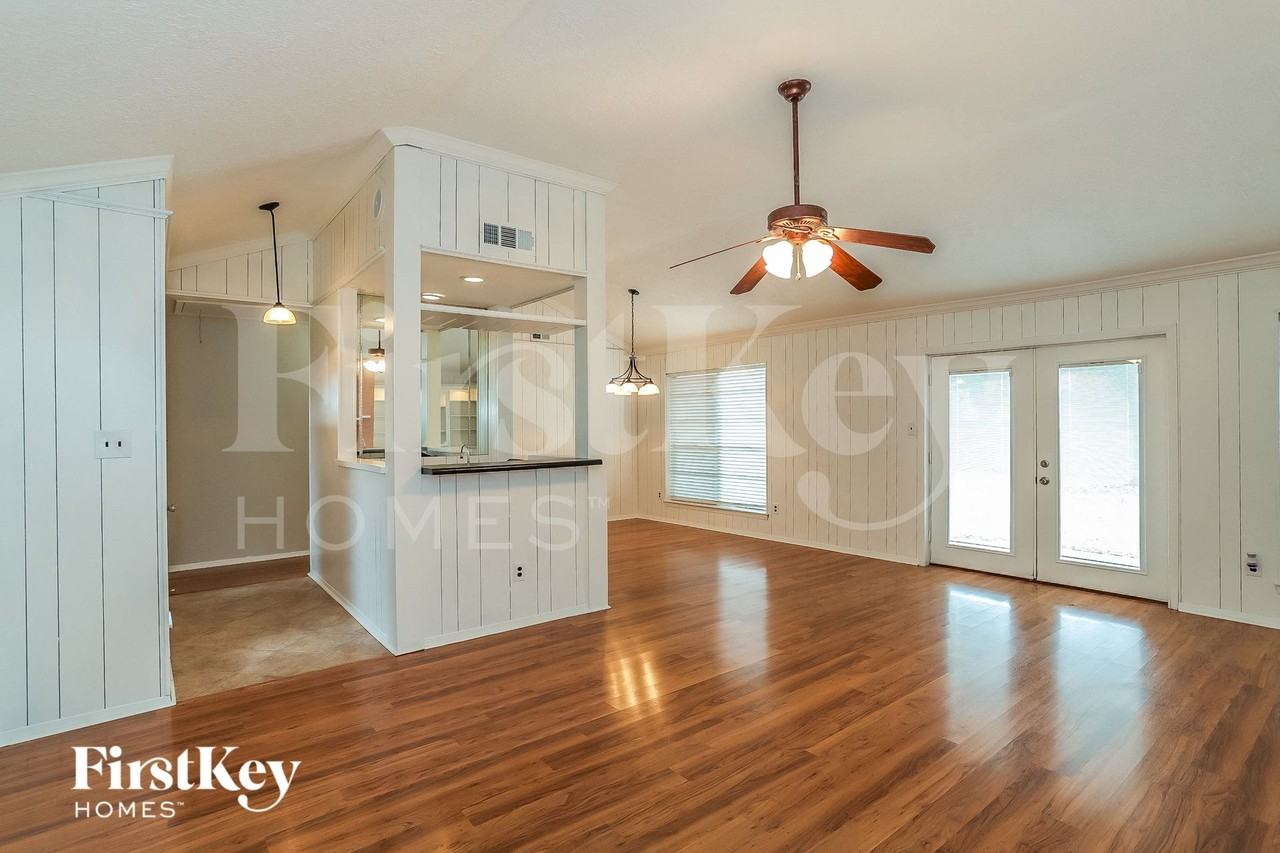 613 W Castle Harbour Dr - Photo 2 of 16
