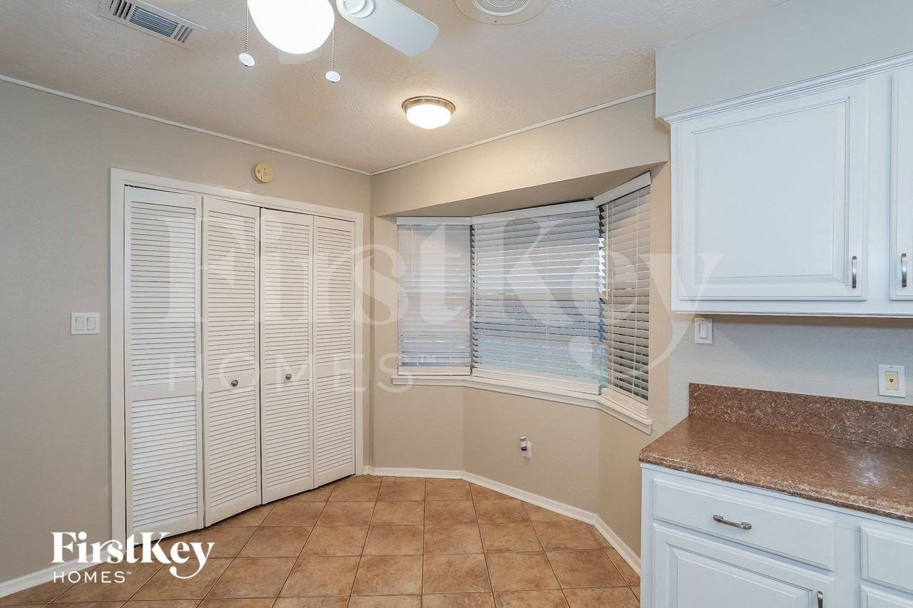 613 W Castle Harbour Dr - Photo 5 of 16