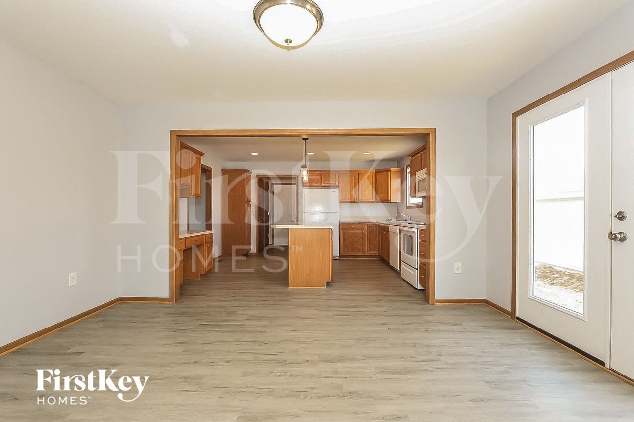 37 Waterman Ave - Photo 4 of 15