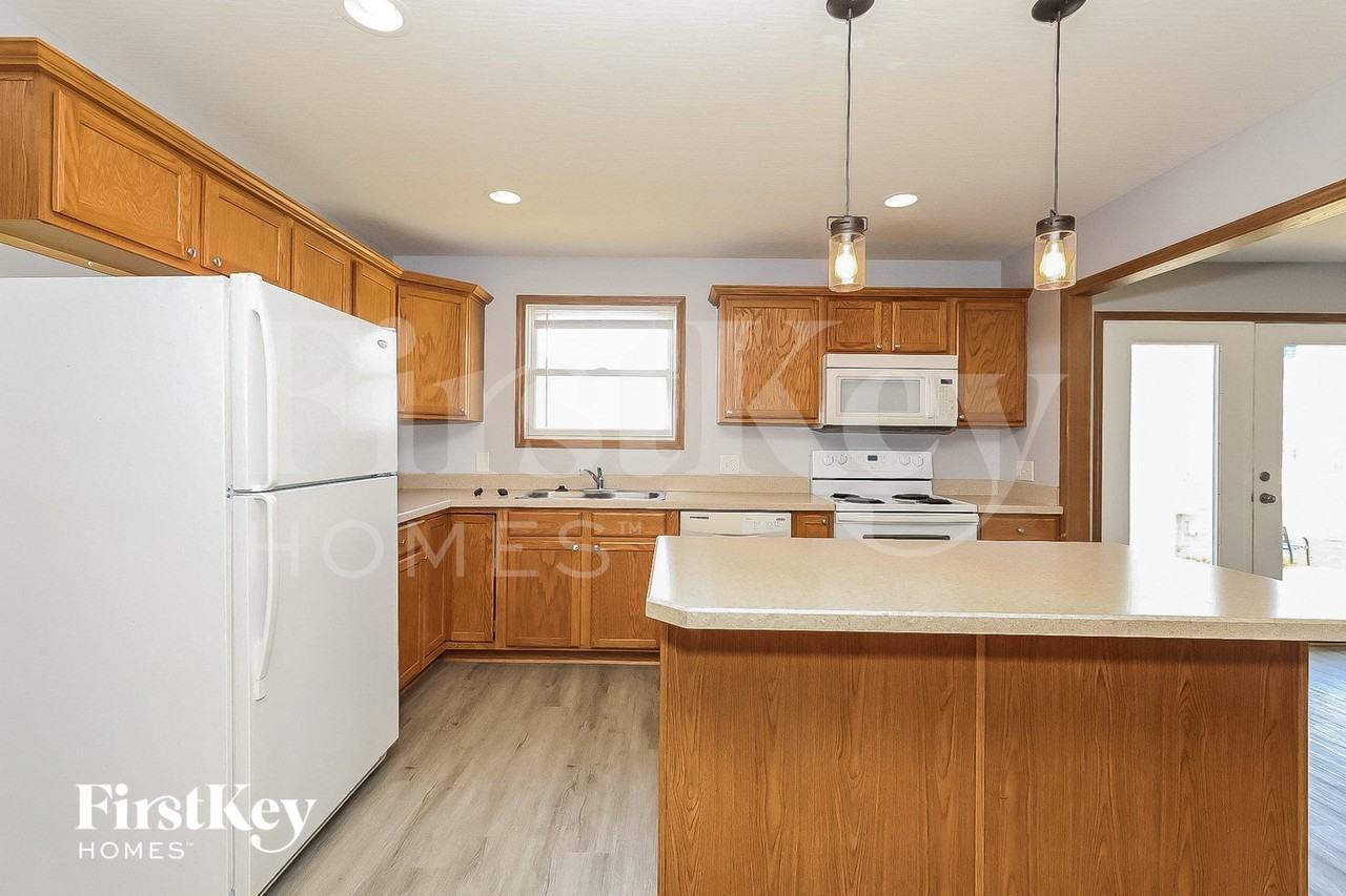 37 Waterman Ave - Photo 7 of 15