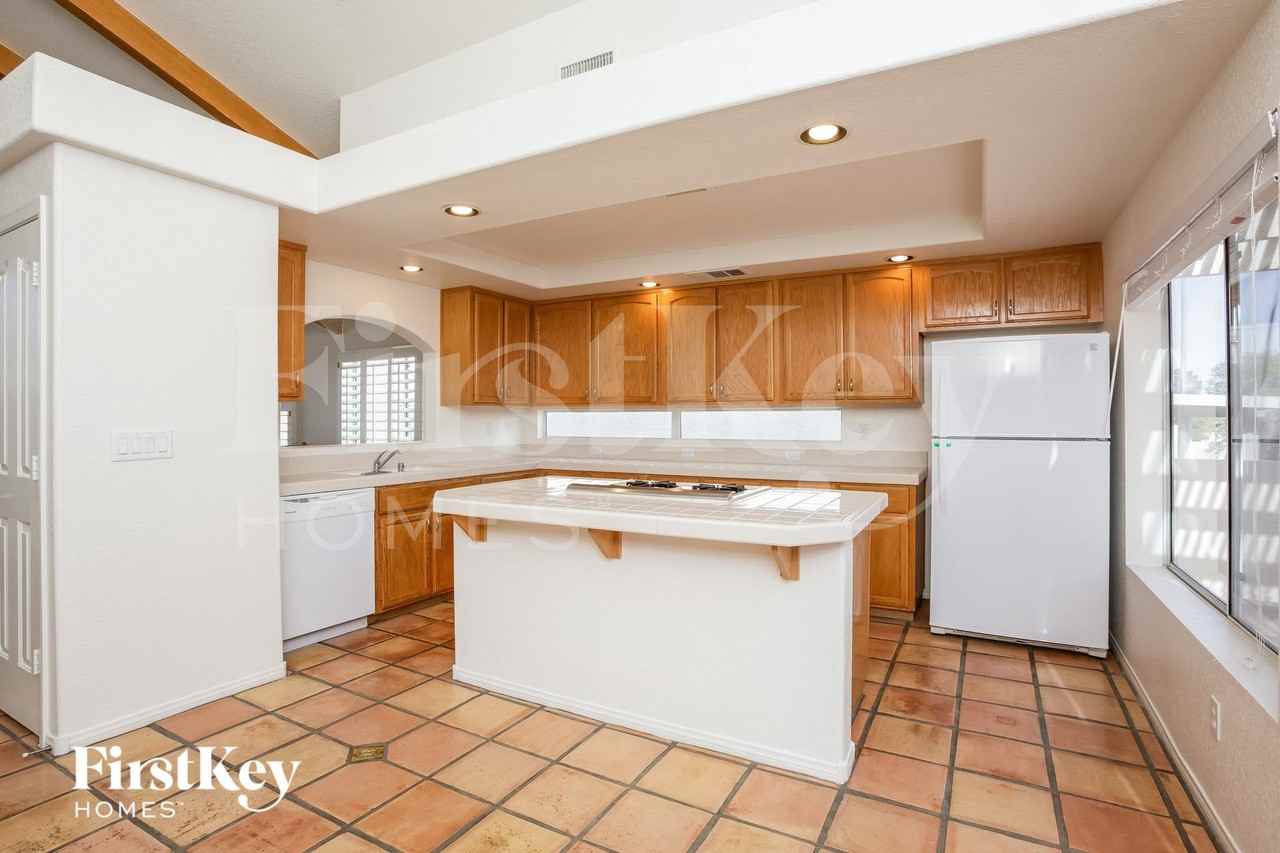 9047 Sunpine Ct - Photo 5 of 15