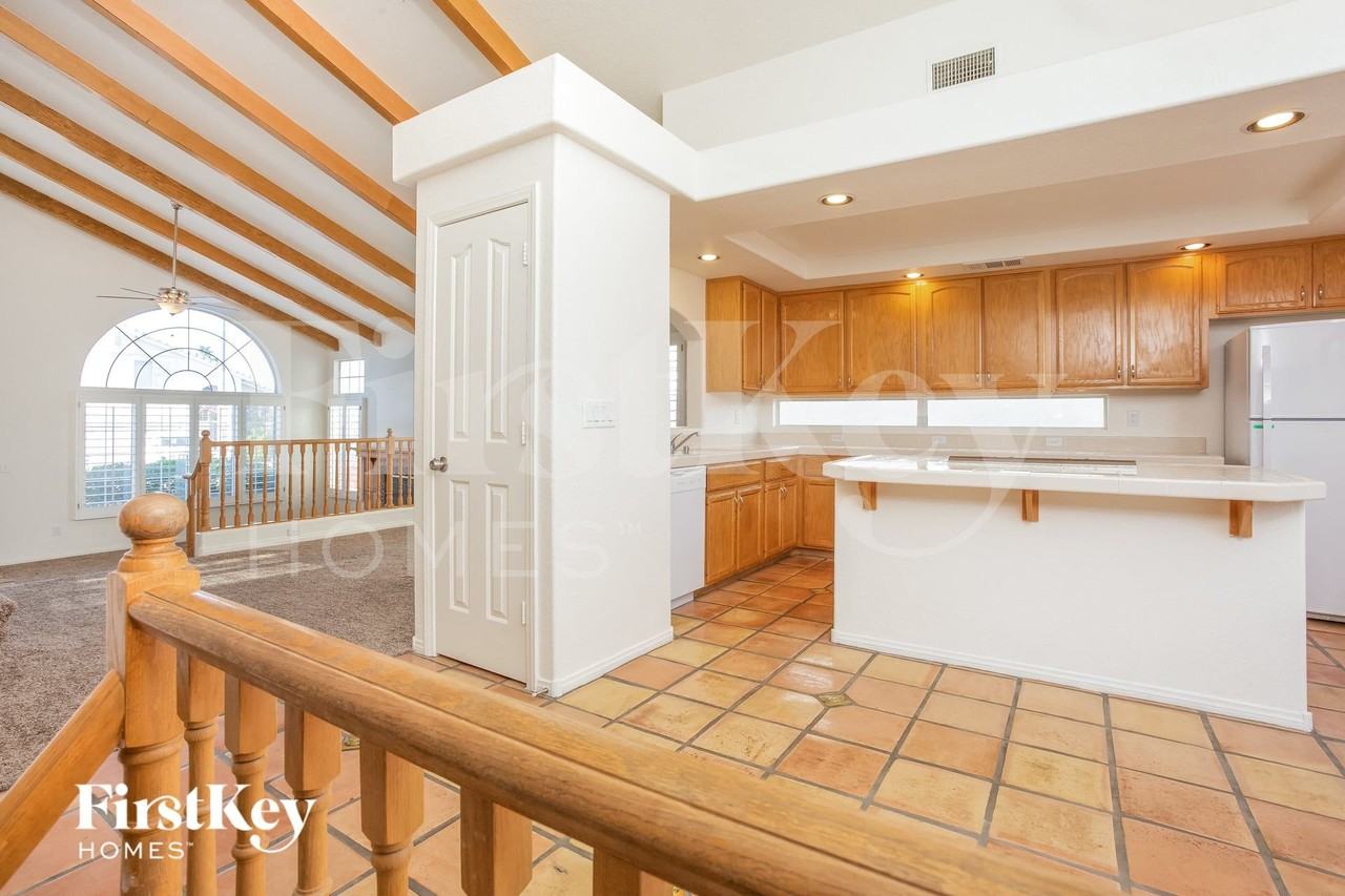 9047 Sunpine Ct - Photo 6 of 15