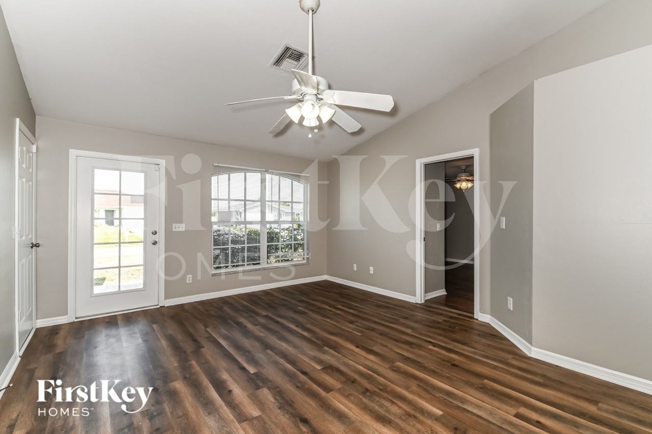 830 Ne 9th Ter - Photo 2 of 16