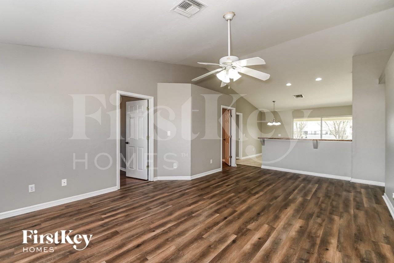 830 Ne 9th Ter - Photo 3 of 16