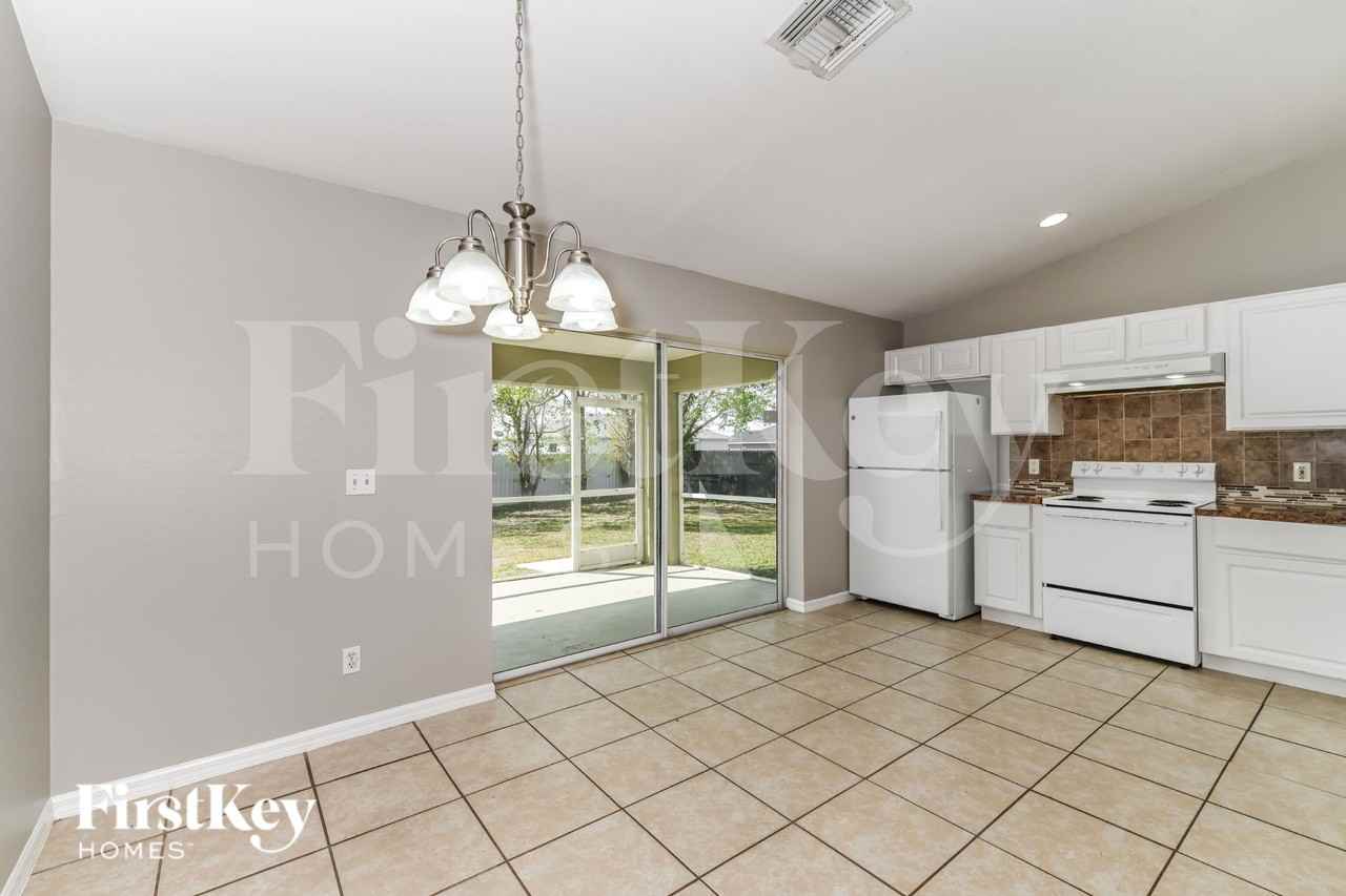 830 Ne 9th Ter - Photo 4 of 16
