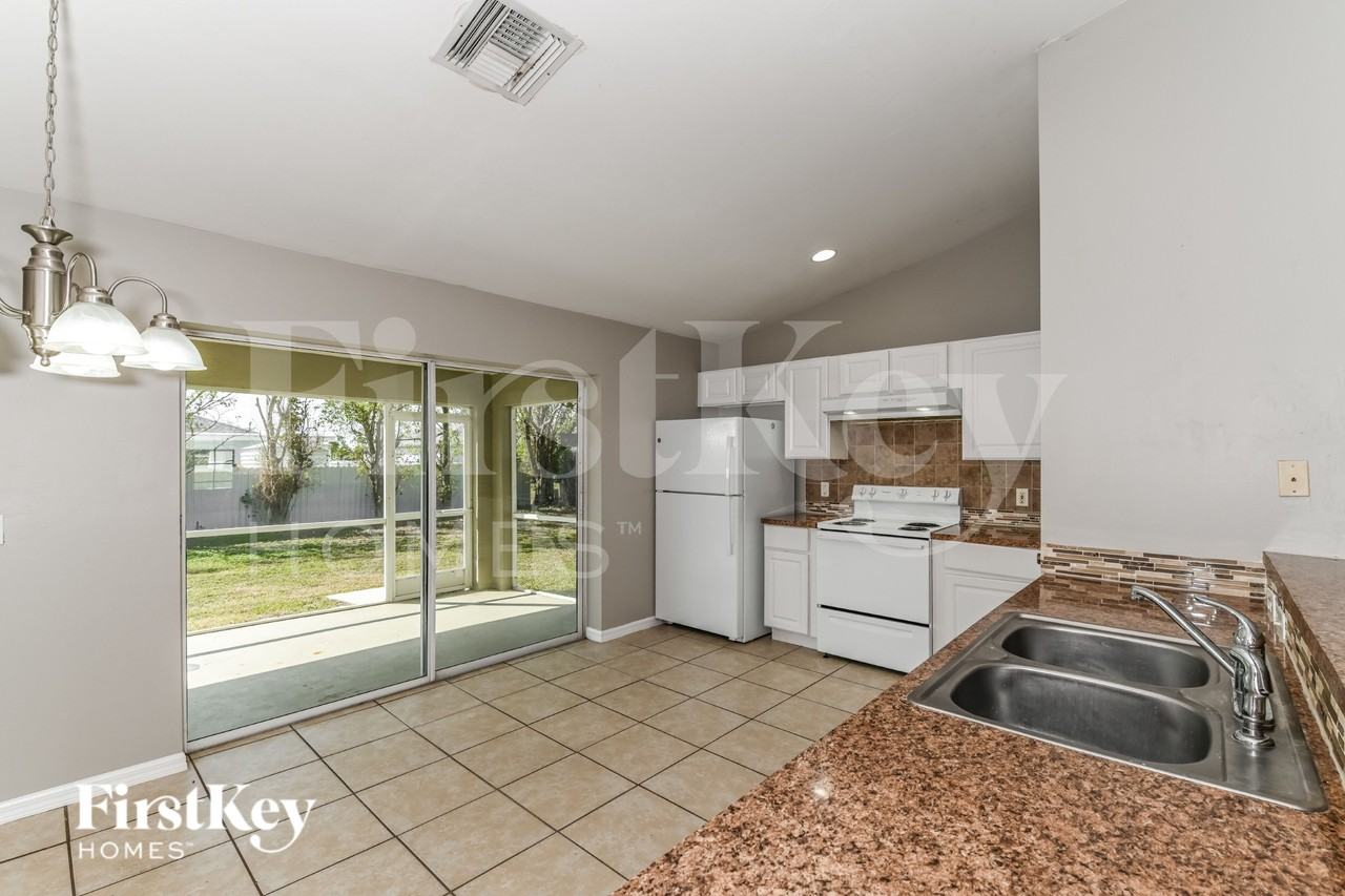 830 Ne 9th Ter - Photo 5 of 16