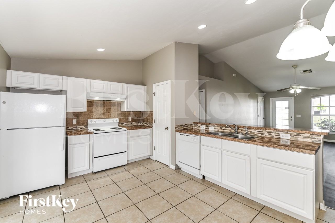 830 Ne 9th Ter - Photo 6 of 16