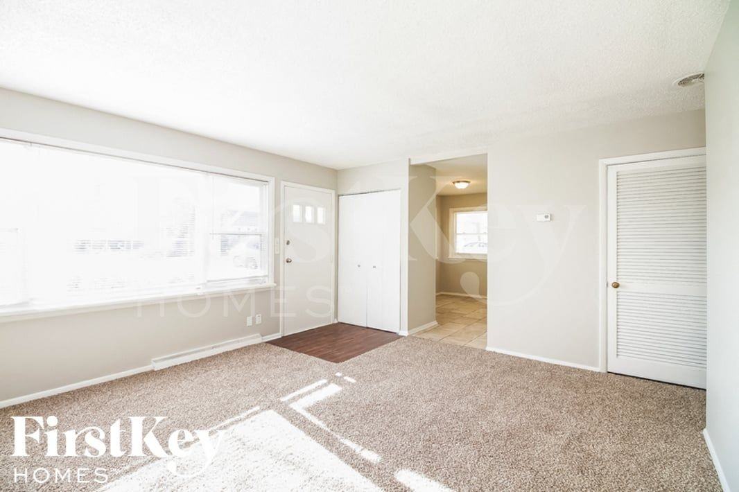 809 N Latham St - Photo 3 of 15