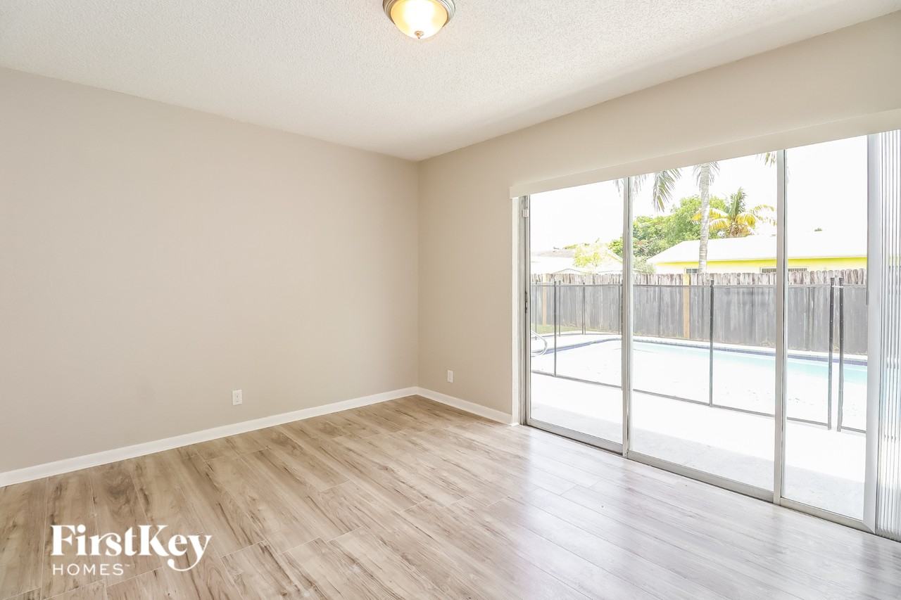 7701 Sw 7th Ct - Photo 4 of 17