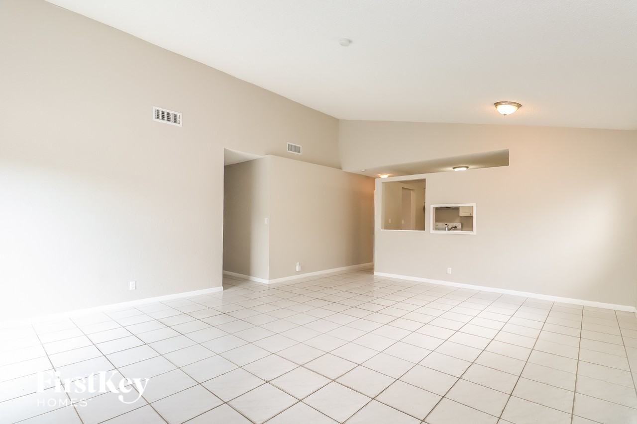 7701 Sw 7th Ct - Photo 5 of 17