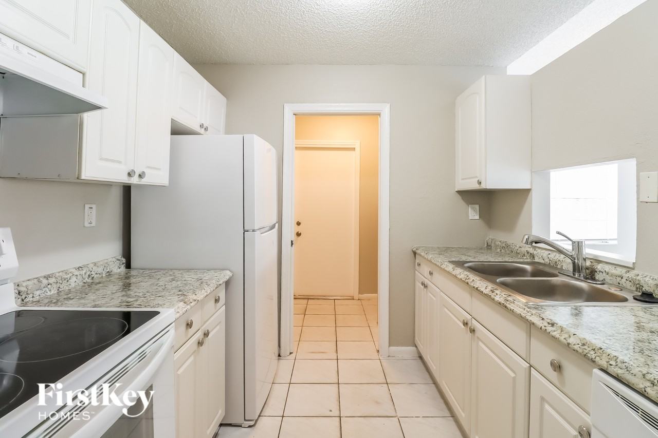 7701 Sw 7th Ct - Photo 6 of 17