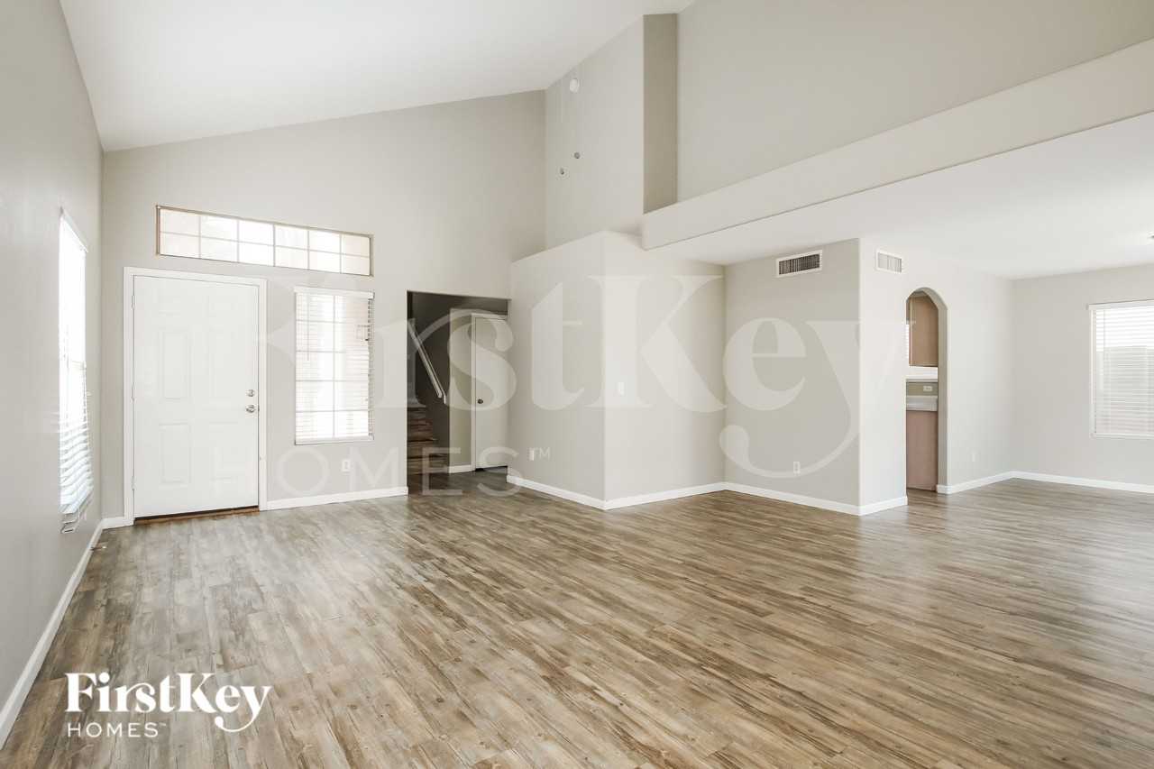 7570 W Comet Ave - Photo 4 of 19