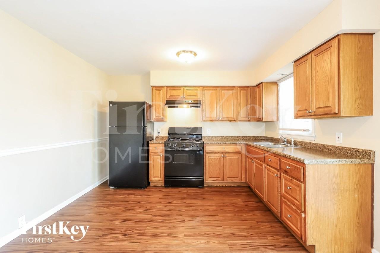 723 Fulton Ave - Photo 5 of 15