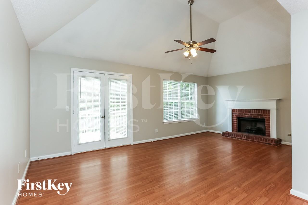 721 Peteywood Dr - Photo 2 of 16
