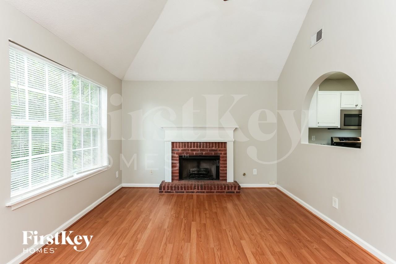 721 Peteywood Dr - Photo 3 of 16