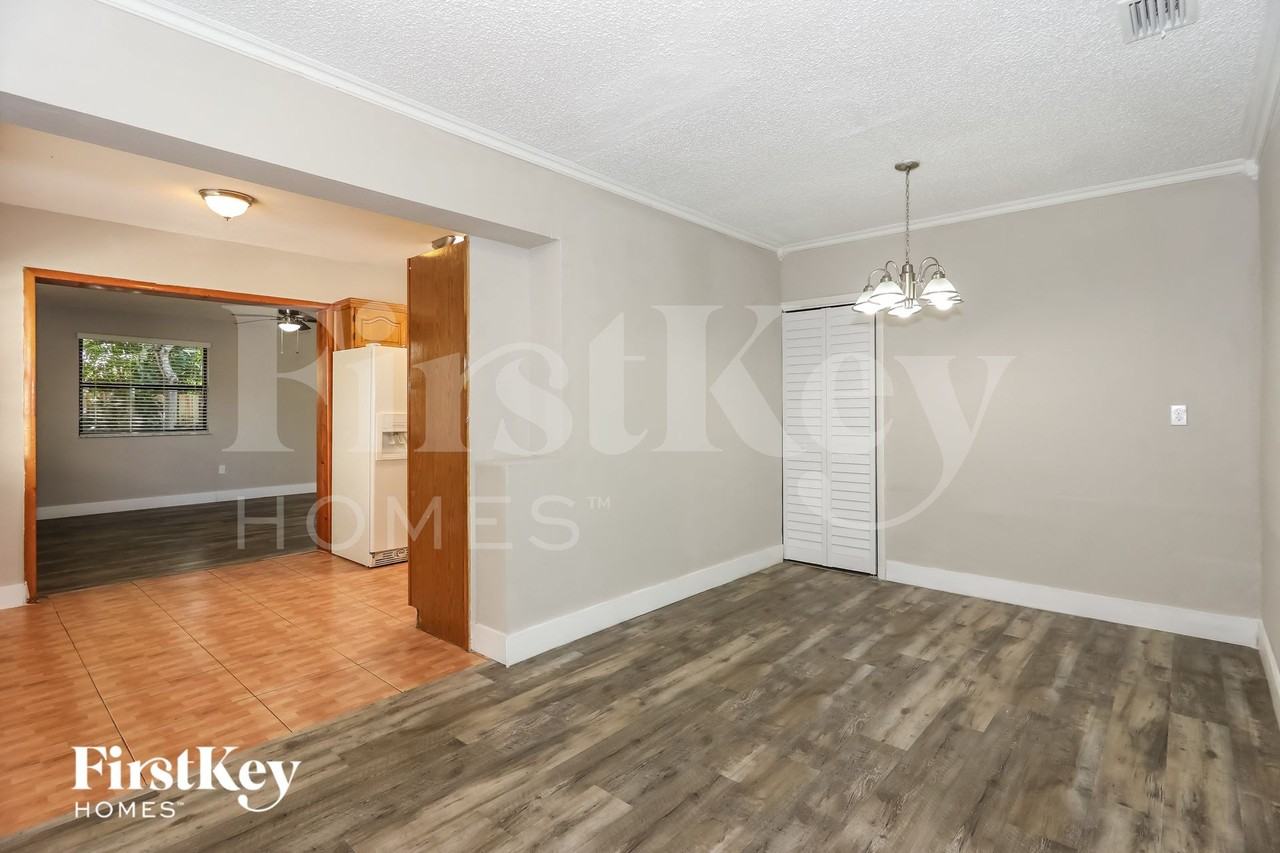 7000 Sw 12th St - Photo 4 of 15