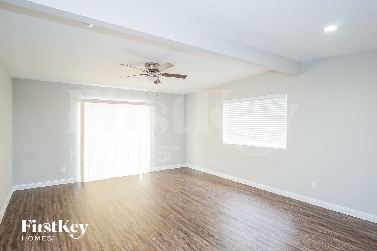5060 Newton Dr - Photo 2 of 15