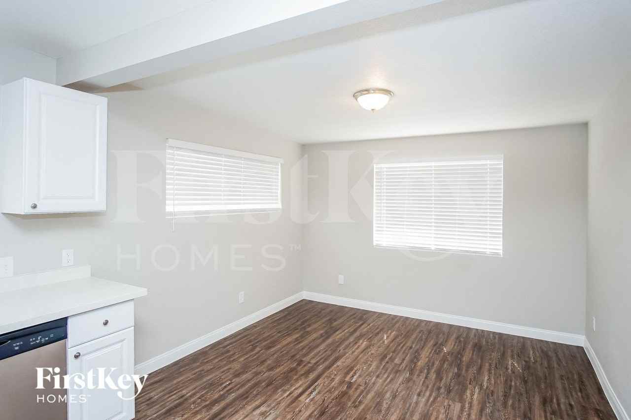 5060 Newton Dr - Photo 3 of 15