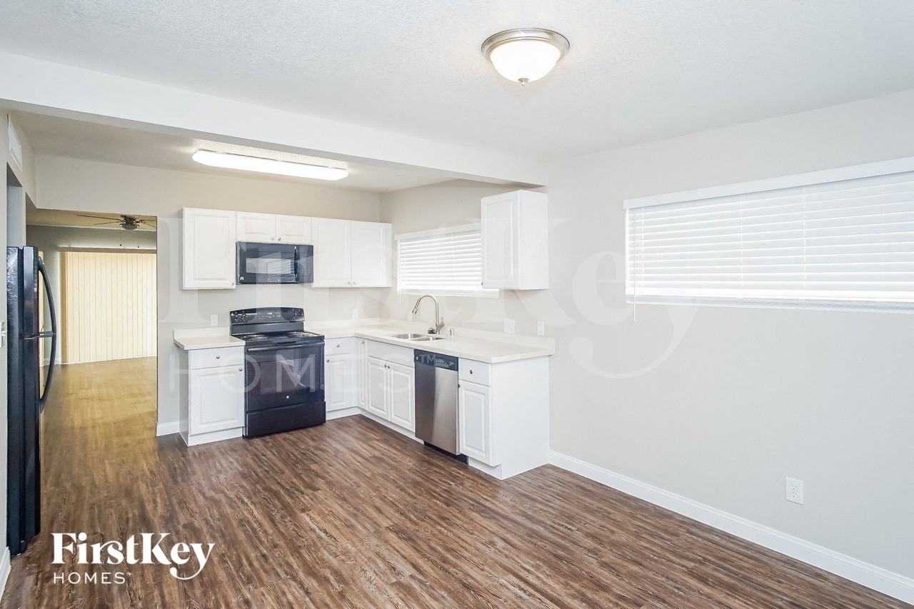 5060 Newton Dr - Photo 4 of 15