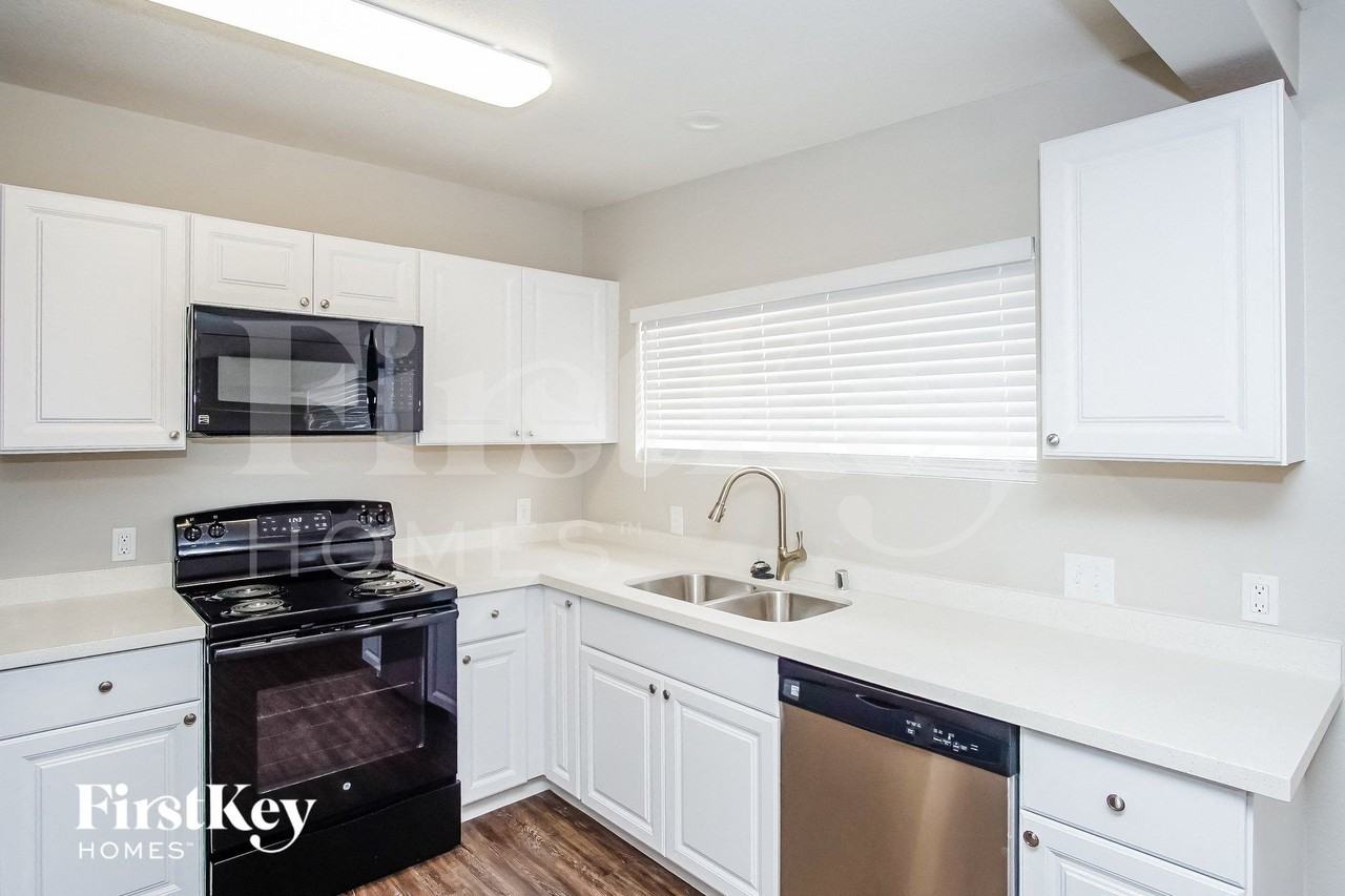 5060 Newton Dr - Photo 5 of 15