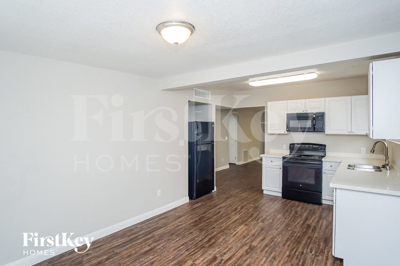 5060 Newton Dr - Photo 6 of 15