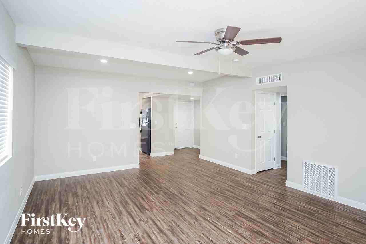 5060 Newton Dr - Photo 7 of 15
