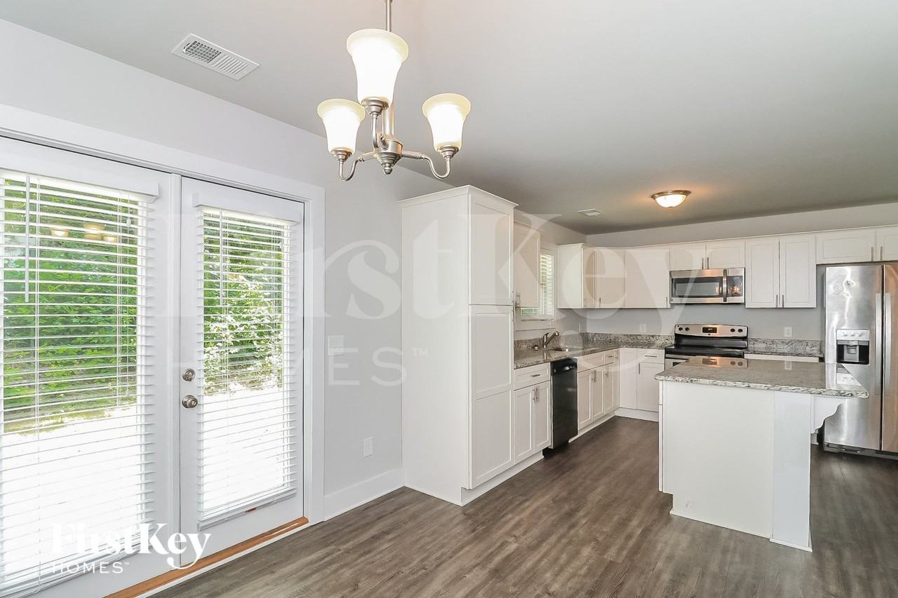 4535 Bonneville Dr - Photo 5 of 15