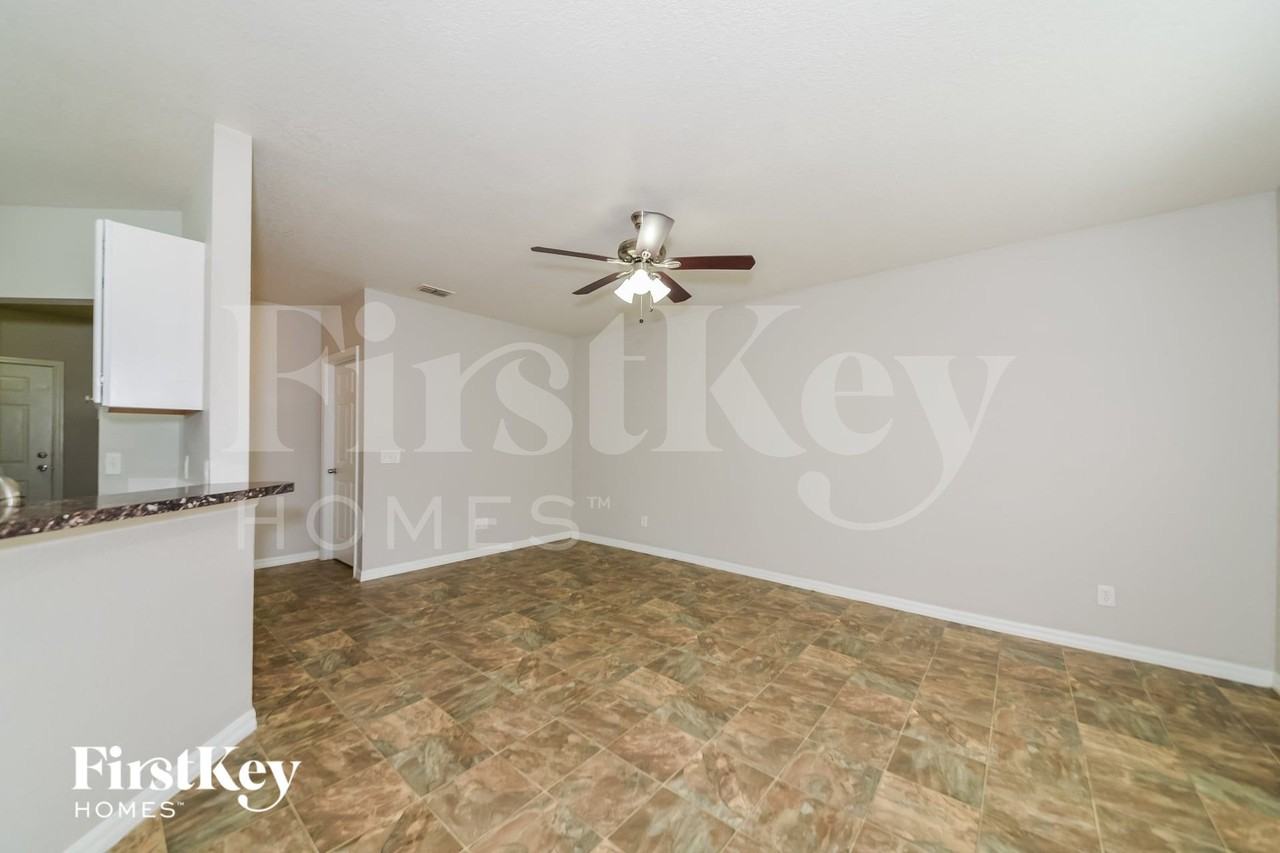 4448 N Biscayne Dr - Photo 2 of 15