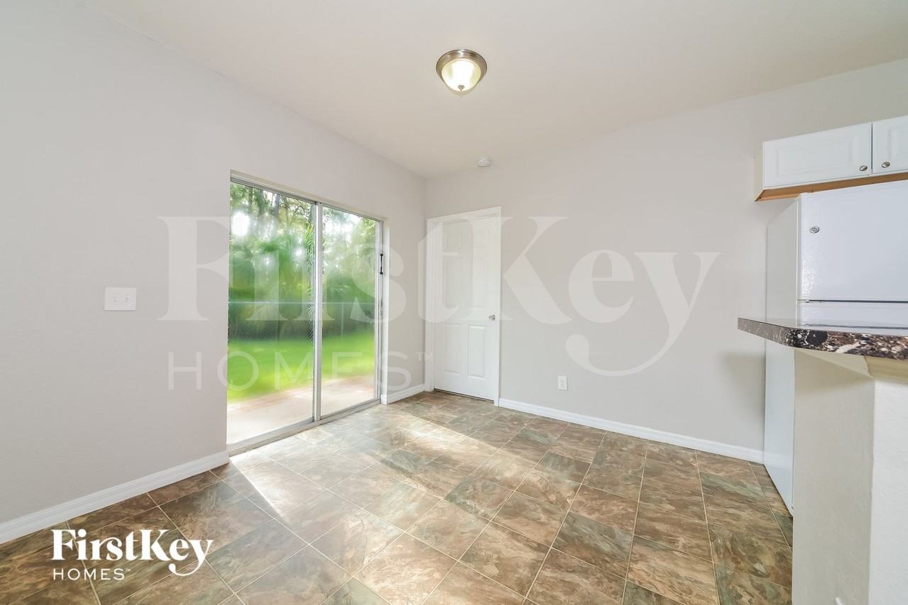 4448 N Biscayne Dr - Photo 4 of 16