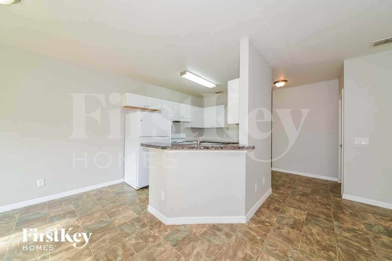 4448 N Biscayne Dr - Photo 6 of 16
