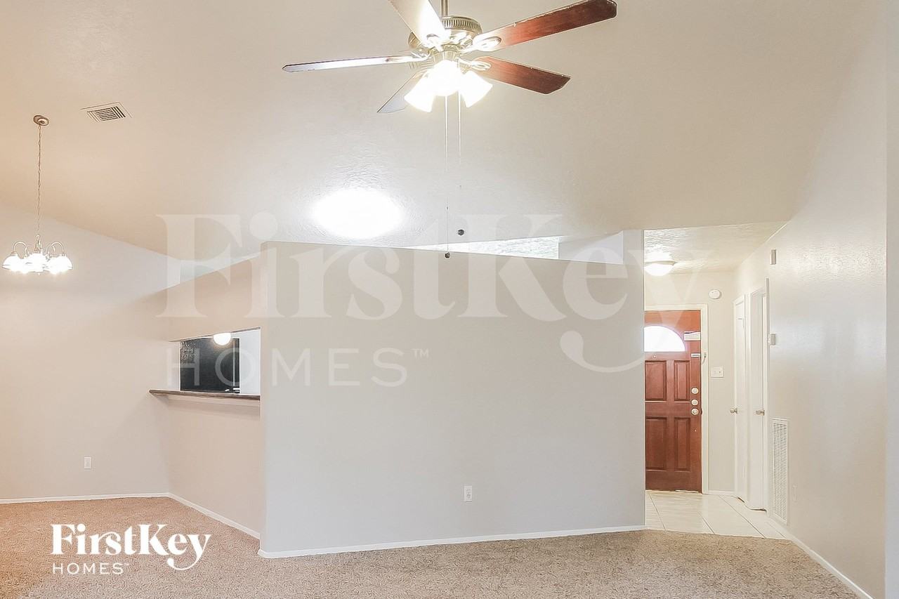 4403 Pineville Ln - Photo 3 of 16