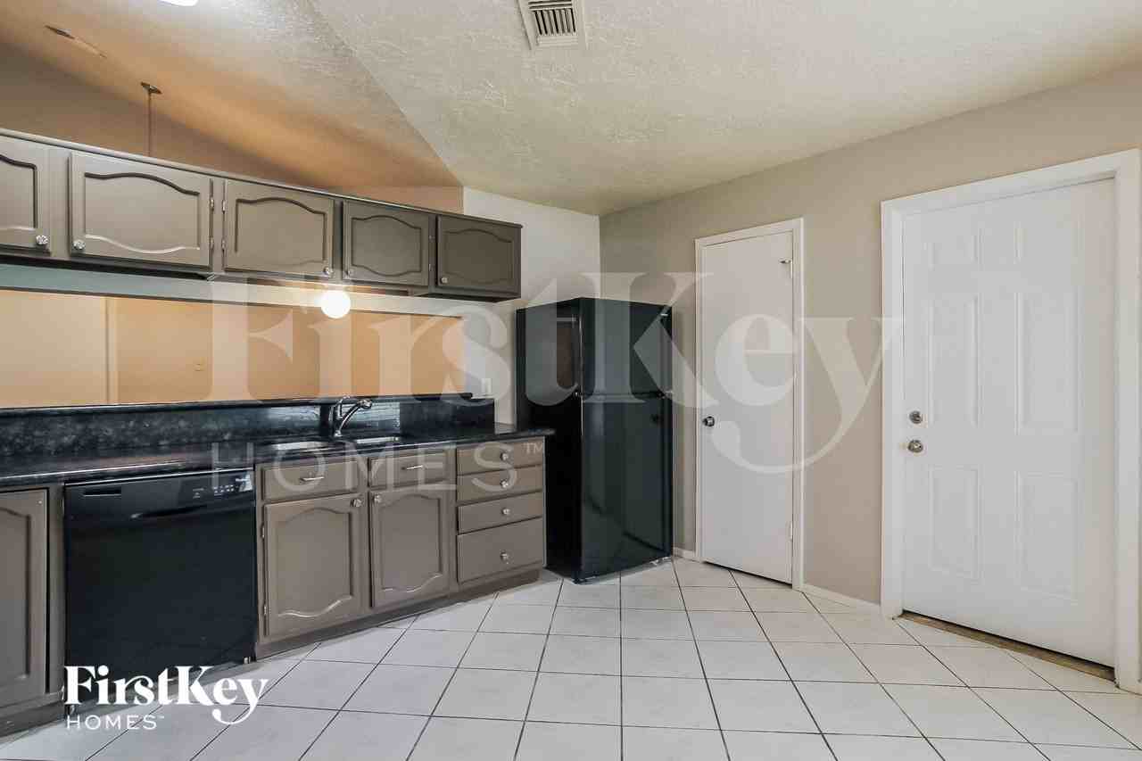 4403 Pineville Ln - Photo 6 of 16