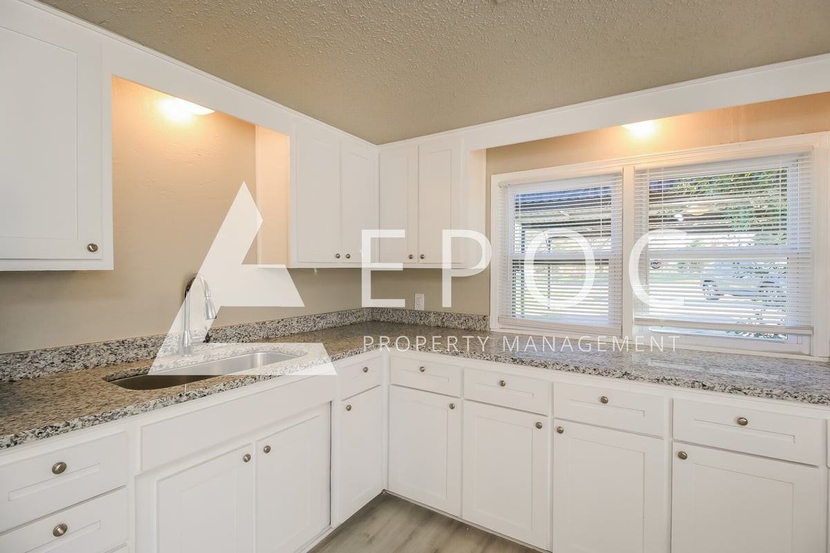 9813 Ne 10th St - Photo 3 of 15