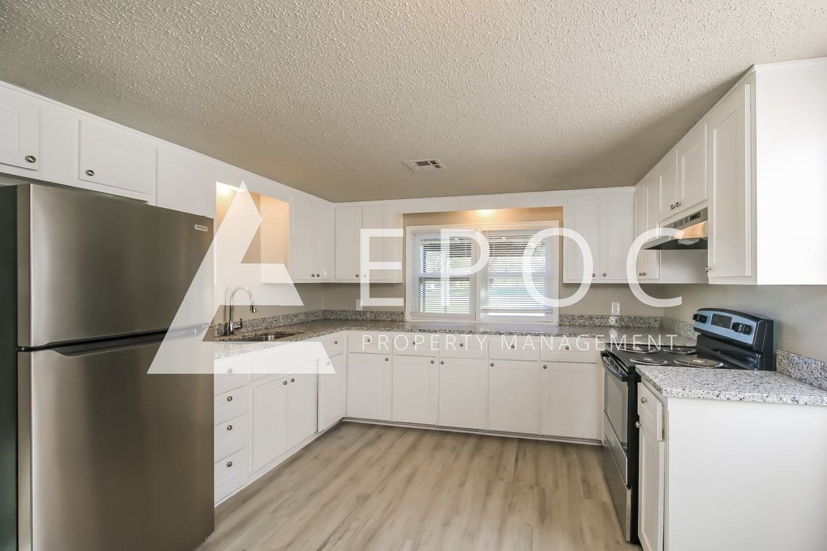 9813 Ne 10th St - Photo 4 of 15