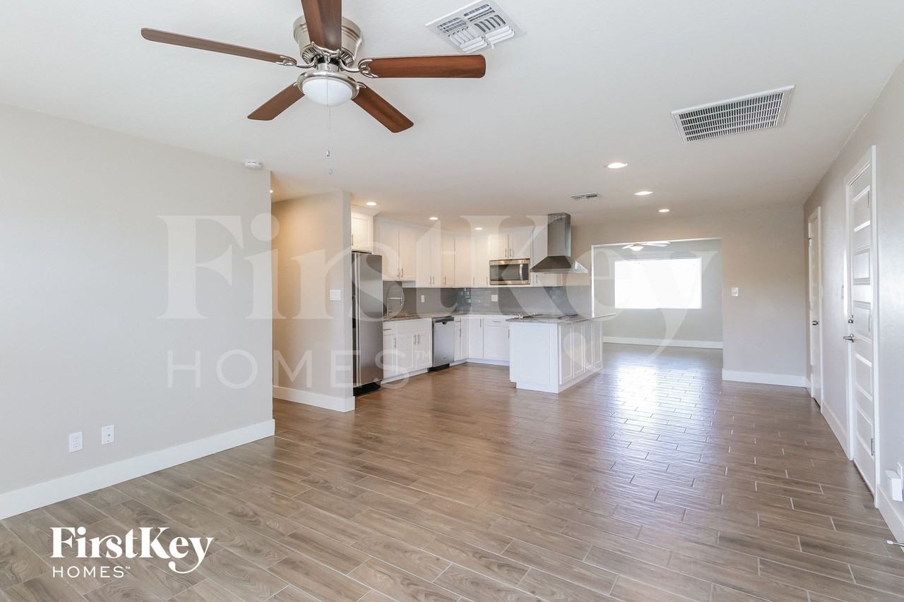 3412 E Claire Dr - Photo 3 of 15